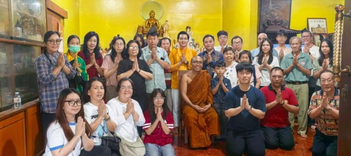 Pujabakti dan Dana Makan Kepada Bhikkhu